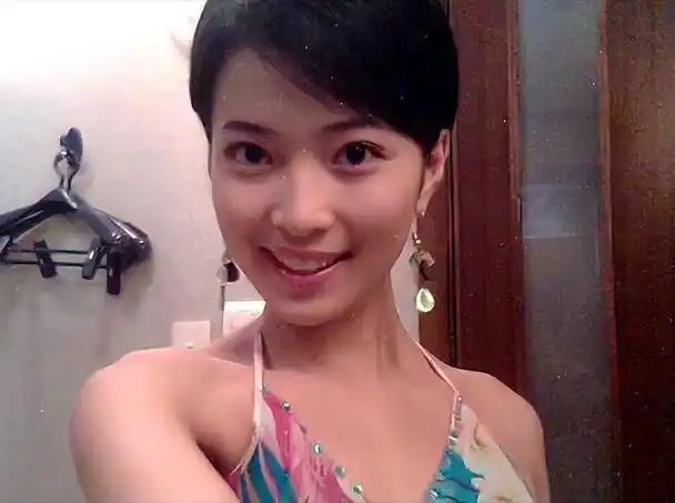 回顾她是东方卫视主持人,曾风光出嫁,离婚后11年独自抚养儿子长大