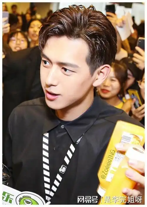 李现扫楼鼻祖无疑了5年前与5年后照样帅翻天