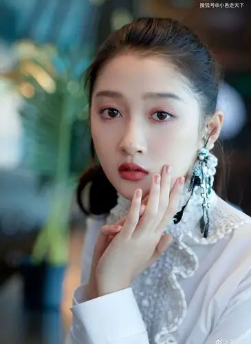 关晓彤黑色百褶裙大长腿活动照