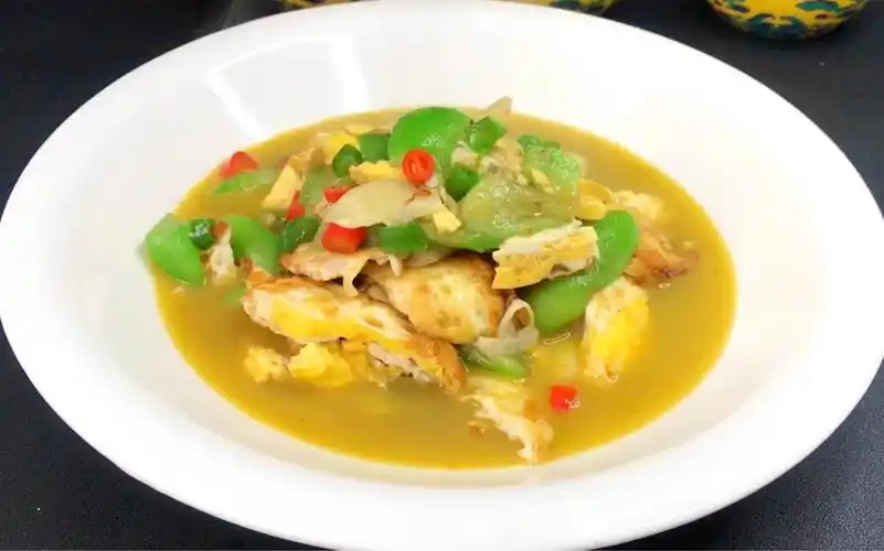 丝瓜焖荷包蛋 一道美味的湖南家常菜 汤汁鲜美 丝瓜滑嫩 做法简单