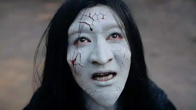 绝色美女揭下一层皮,竟是半人半鬼的模样-影视综视频-搜狐视频