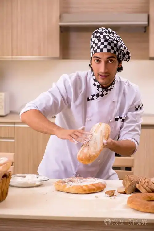 在厨房工作的年轻男面包师