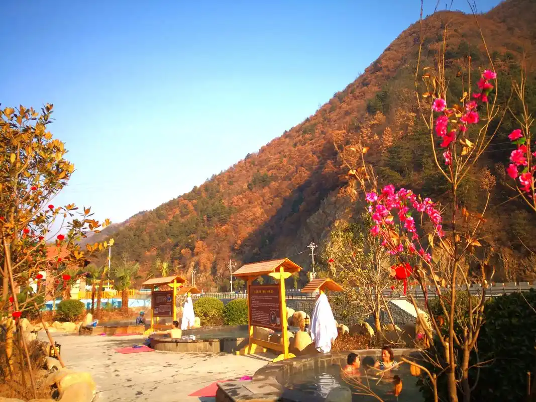 父母身体康健,常泡"高锶富硒"温泉汤河温泉属纯天然原汤温泉,出水温度