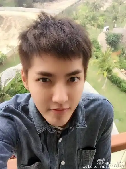 吴亦凡晒15岁杀马特旧照:全网唯一 自行体会