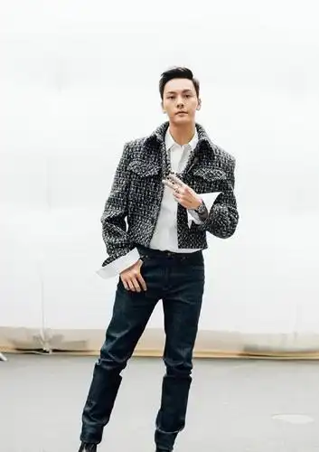 陈伟霆在米兰的两套造型来了,灰色西装配黄色高领,这才是时髦!