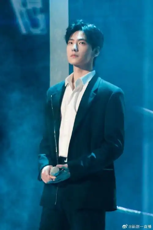 杨洋紫色v领西装##杨洋的满分写真