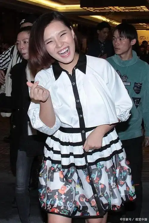 近日,演员谢依霖在社交平台上晒出了自己为儿子庆祝三岁生日的视频