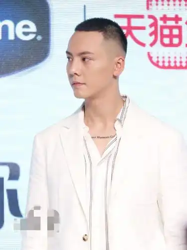 陈伟霆身穿白色西装现身活动,露额短发干练帅气特别有男人魅力!