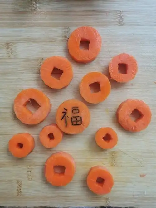 年夜饭少不了摆盘,可以提前一天弄好用料胡萝卜黄瓜胡萝卜福字,铜钱的