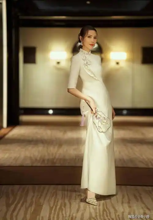 "蔡少芬"不愧是港姐出身,穿红色西装配高马尾,气场不输超模_印花_显得