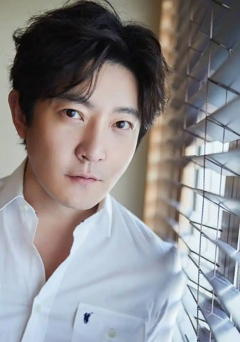 郭京飞白色衬衣帅气写真图片