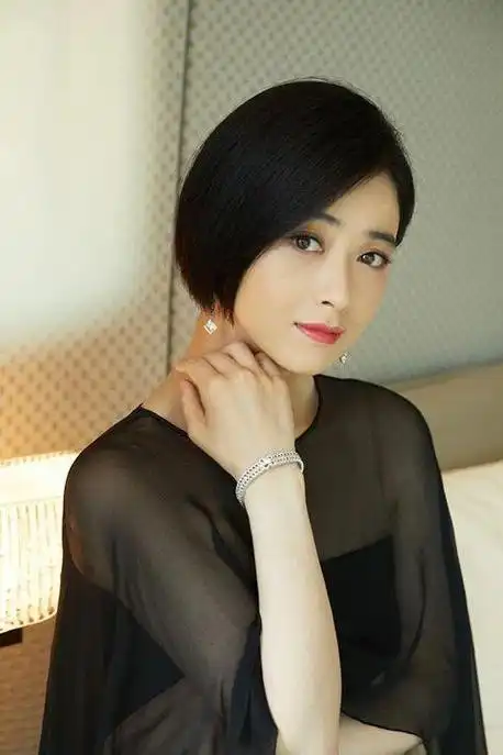 蒋欣穿黑色礼服优雅从容,网友:短发真像大妈|西装|减龄|发型|丸子头