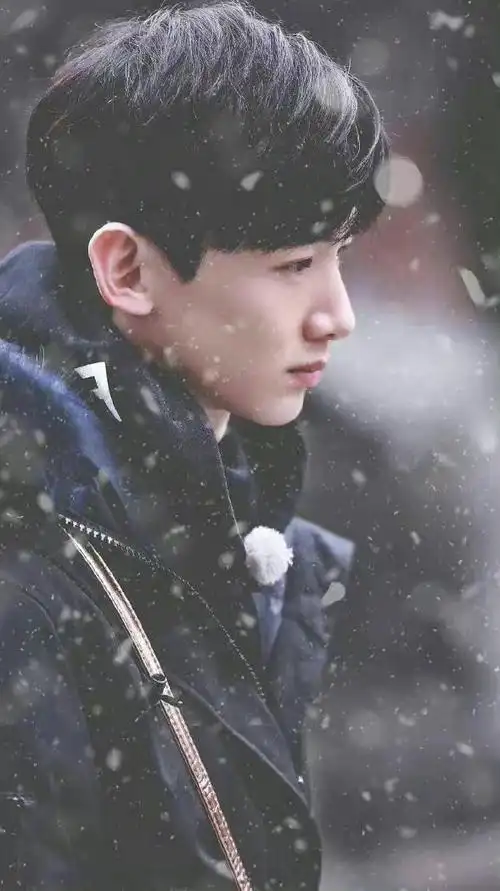 白敬亭蓝色连帽卫衣侧拍##白敬亭最新蓝色连帽卫衣随拍