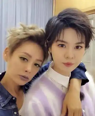 其实宁静和郁可唯两个人之所以走得近关系好,首先是因为这两个人确实