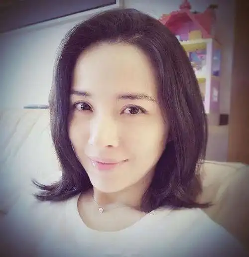 靳东老婆李佳个人简历