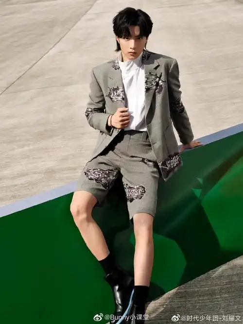 这大长腿太瞩目了,身材比例惊人|刘耀文_新浪新闻