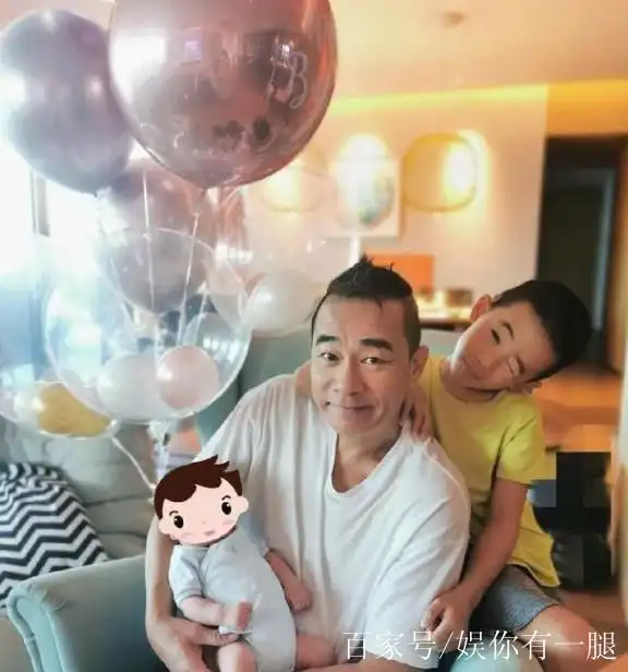 参观陈小春的豪宅,客厅面积很大,但是没有太多家具,装饰很简单