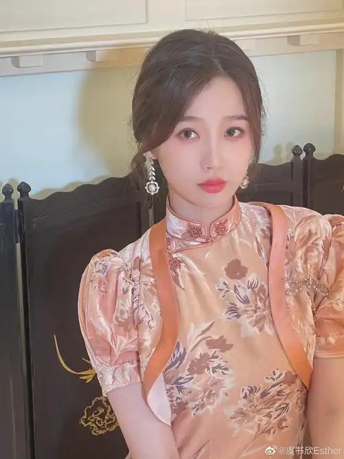 穿上旗袍之后 有一种很神奇的感觉……|旗袍|虞书欣|大片_新浪新闻