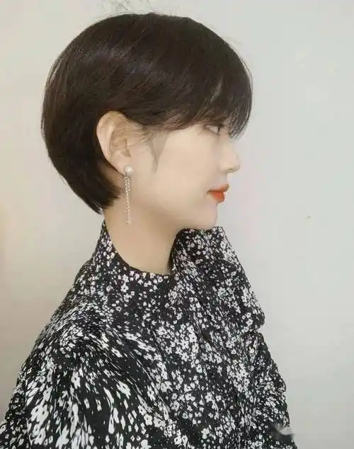 夏日单品,"职场挂耳式短发"._发型_中国_形象