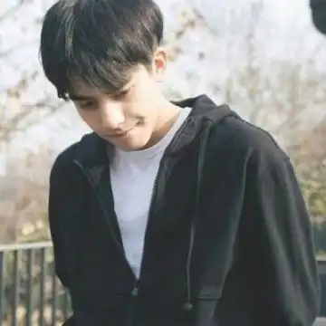 帅气小清新阳光男生头像2019最新 世界那么乱装纯给谁看