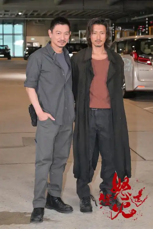 谢霆锋长发胡茬造型##刘德华说霆锋太疼我了