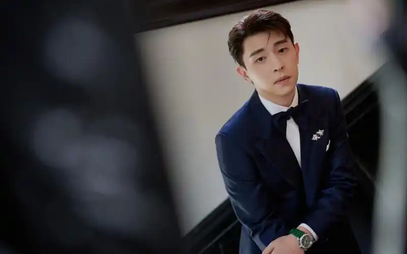 邓伦儒雅帅气写真桌面壁纸