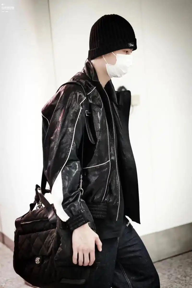 王一博机场私服 撞色夹克内搭t恤, 下搭牛仔直筒裤配运动鞋,帅!