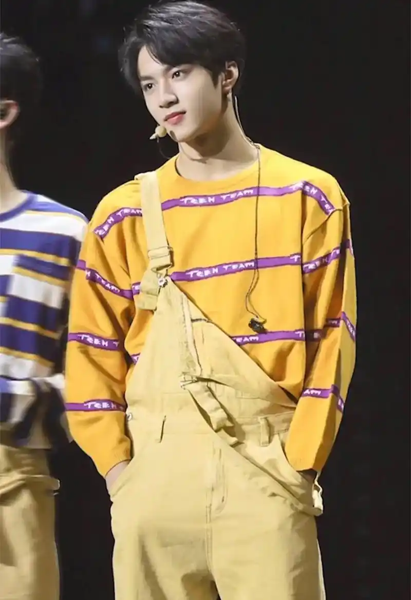 风格大赏 #帅爆 #刘耀文 #别限 怎么?文哥这几张照片还 - 抖音