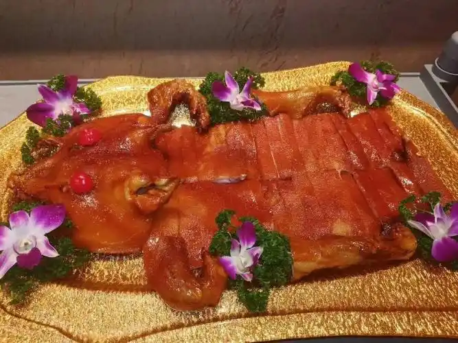 鸿运金猪(烤乳猪)