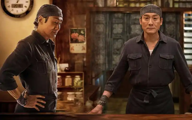 梁家辉自导自演电影版深夜食堂变身治愈系食堂大叔依旧霸气