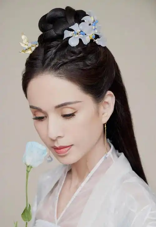 原创小龙女李若彤童年旧照罕曝光一袭红裙清纯可爱