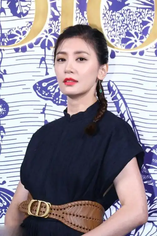 不老女神!贾静雯束腰黑裙显高挑身姿,红唇霸气绝色美出新高度