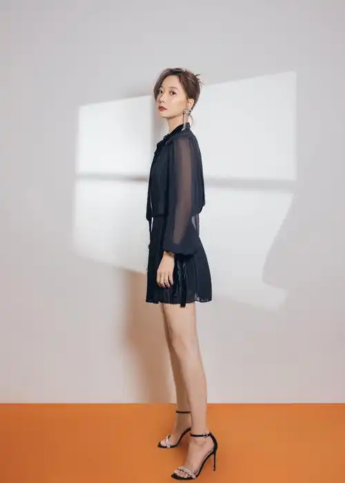 明星写真王珞丹蕾丝透视短裙美拍一字带高跟鞋清新优雅