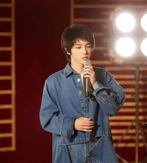 首先发型上有了很大的变化,华晨宇比较瘦,身高也不是很高,整个人看