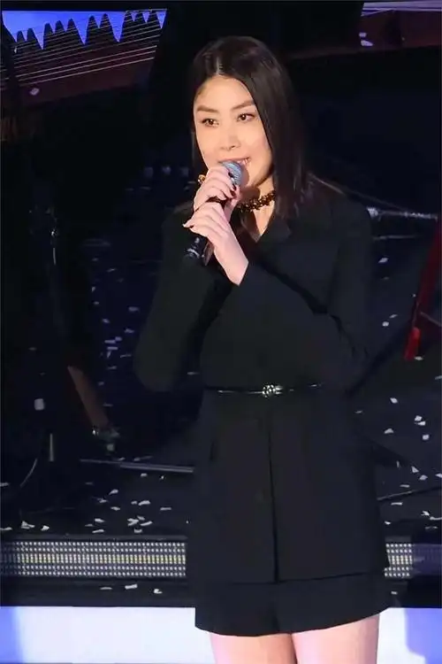 瞧陈慧琳的眼神,就跟那些普通明星的精明算计不一样,反倒是挺干净的