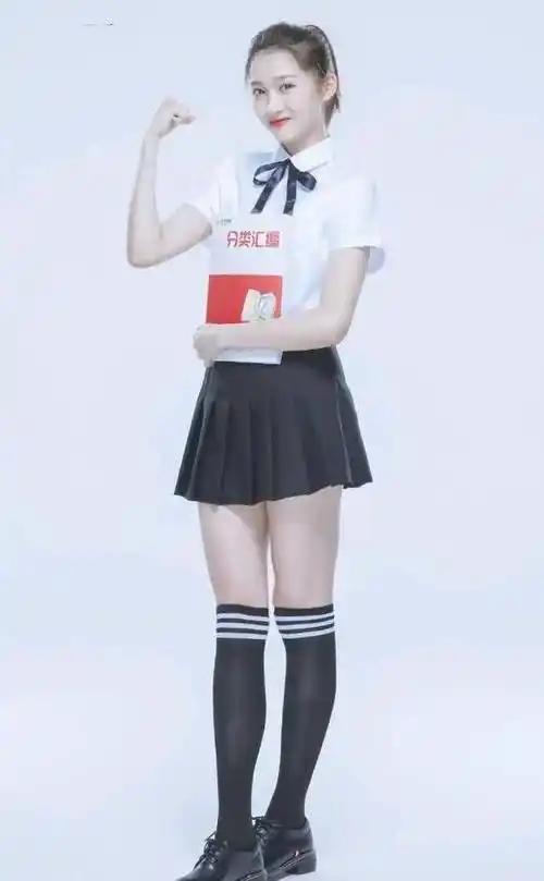 关晓彤的身材真抢镜衬衫配百褶裙秀出细直美腿目测长有一米二