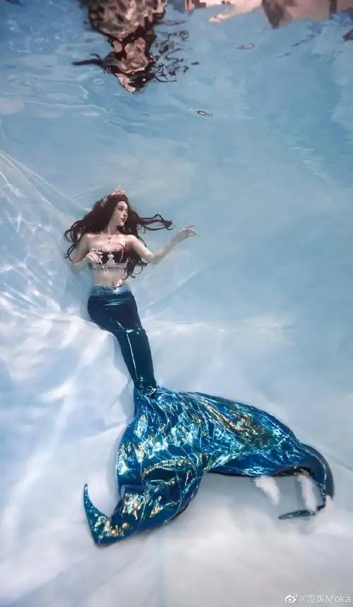 组图:好美!方媛扮美人鱼在水下拍写真 皮肤白皙纤纤细腰身材辣