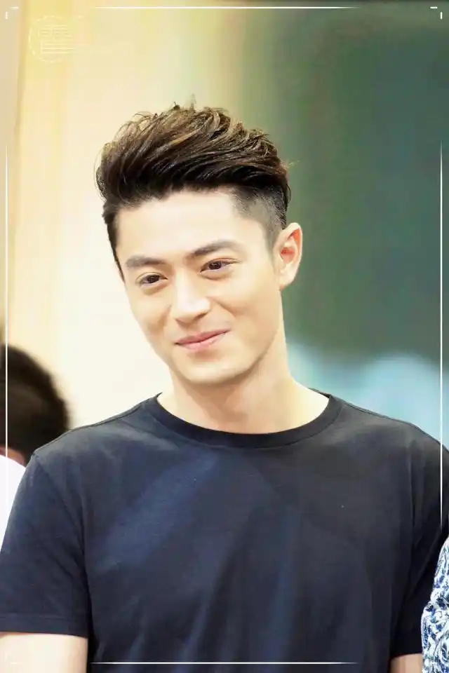 霍建华画风突变!胡子拉碴显油腻,老干部难挡发福"小肚腩"