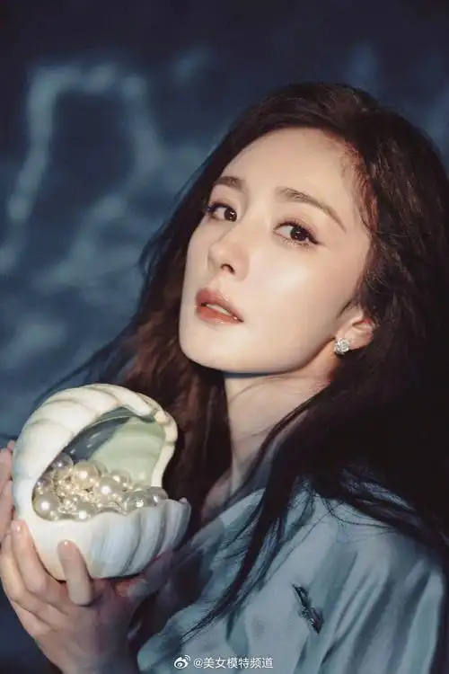 杨幂最新活动造型写真释出 穿白色丝绸套装似人鱼公主__财经头条