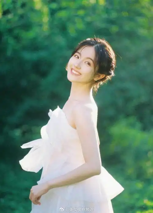 李兰迪漫山野纯色写真释出白色短裙回眸笑容清甜
