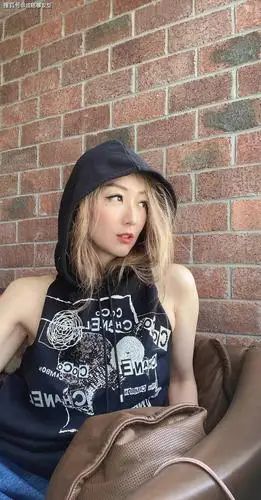 郑秀文又晒美照,穿黑色无袖帽衫时尚感十足,凌乱金发超有诱惑力