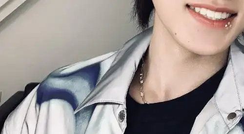 卧槽卧槽小宋脖子锁骨上涂的亮晶.