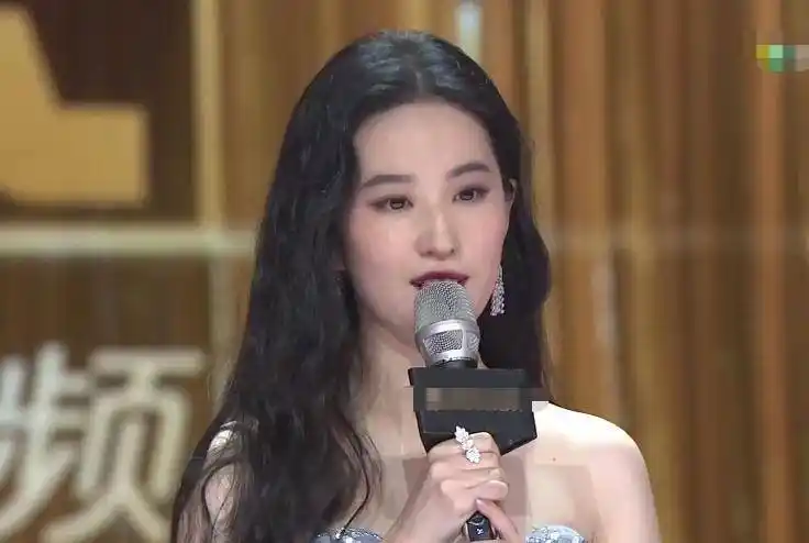 原创刘亦菲现身拾光盛典无美颜状态下的脸说才23岁都有人信