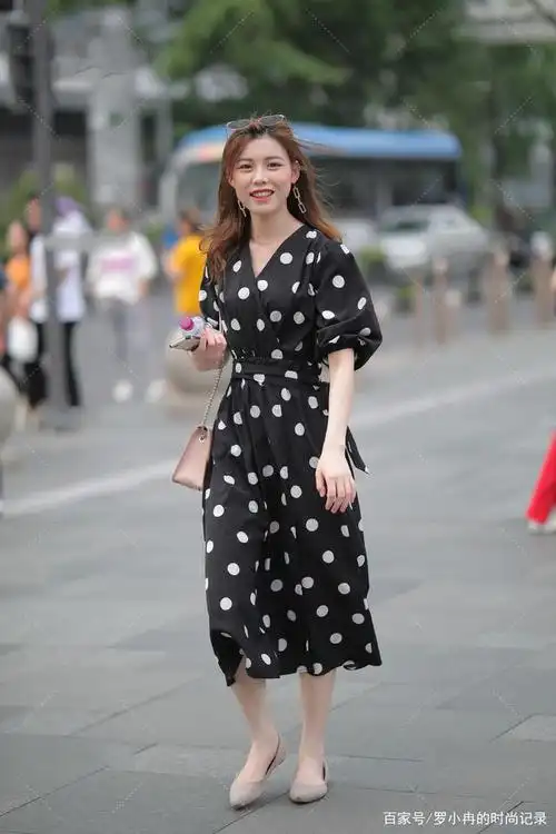 黑色波点连身裙搭配粉色小挎包,文静优雅,甜美可爱的少女风长裙