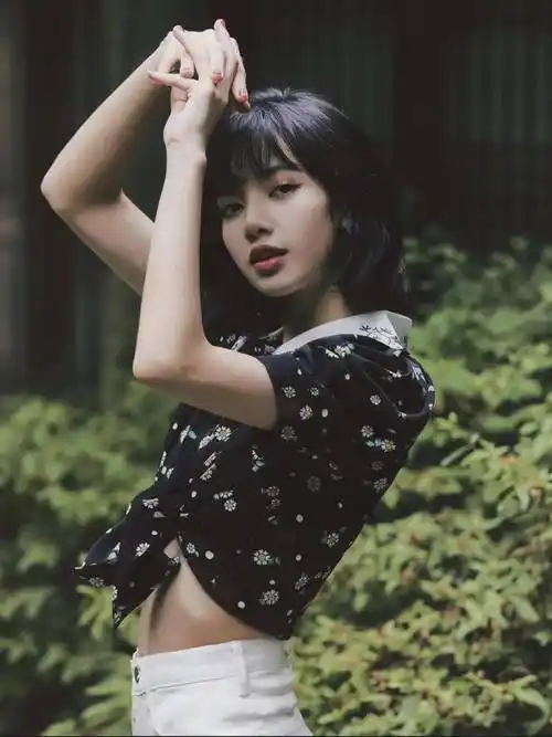 lisa头包脸短发狠狠crush了