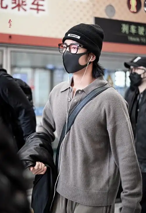 肖战今日到达北京机场路透##肖战今日到达北京机场路透图