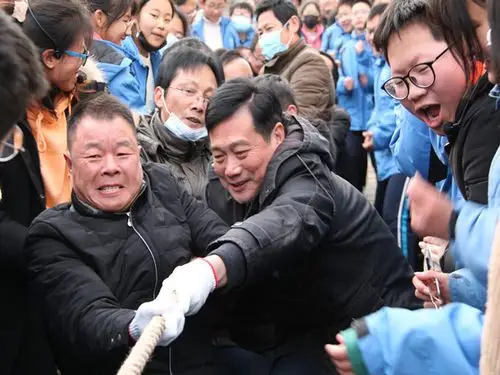 和县三中举行教职工拔河比赛