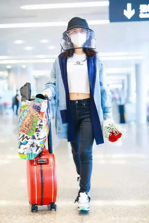 赵今麦五一真高调,穿露脐装走机场暴露真实身材,雪白蚂蚁腰抢镜