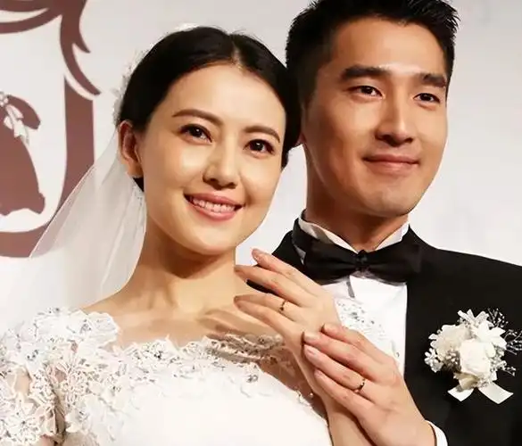 高圆圆被曝怀二胎,台北过年难掩孕味,与赵又廷溜女儿街头亲吻