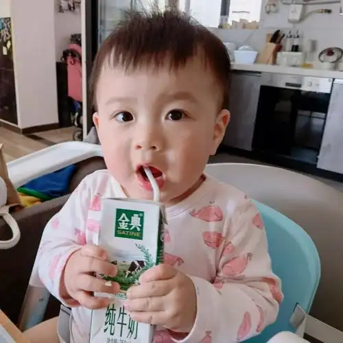 人类幼崽第一次喝牛奶